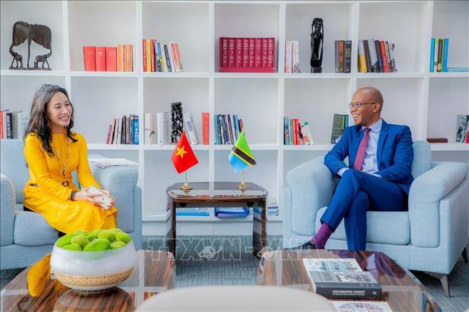L'ambassadrice du Vietnam en Tanzanie, Vu Thanh Huyen et le ministre hôte des Affaires étrangères et de la Coopération de l'Afrique de l'Est, January Yusuf Makamba. Photo : VNA
