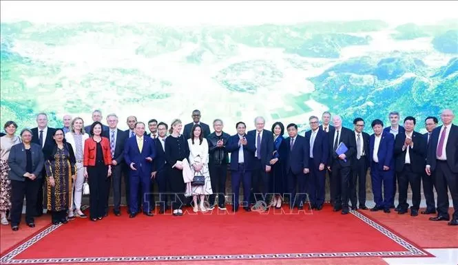 Le Premier ministre vietnamien Pham Minh Chinh et des experts et des scientifiques étrangers venus au Vietnam pour recevoir le Prix VinFuture 2024. Phôt . VNA