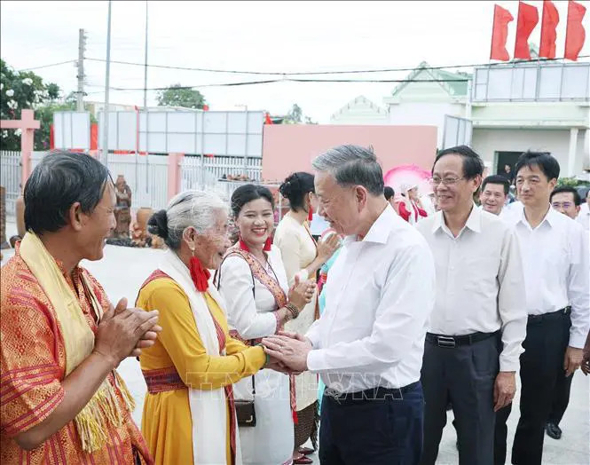 Le secrétaire général du Parti communiste du Vietnam (PCV) To Lam et dé habitants du district de Ninh Phuoc. Photo / VNA