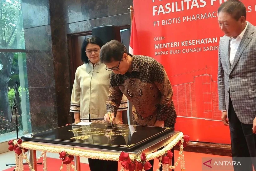 Le ministre indonésien de la Santé, Budi Gunadi Sadikin (au centre), inaugure l'usine de production de vaccins de PT Biotis dans le district de Bogor, à Java occidental, le mercredi 11 septembre 2024. (Source : Antara)