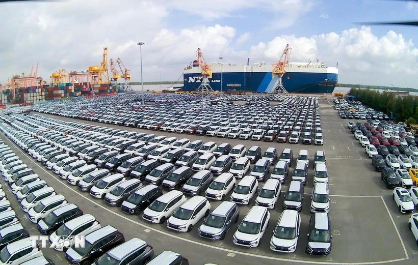 Voitures importées au port de la ville de Hai Phong du nord. Photo : VNA)