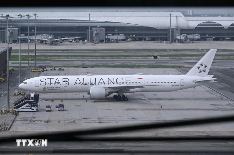 Un avion de Singapore Airlines effectue un atterrissage d'urgence à Bangkok, en Thaïlande, après avoir rencontré des problèmes de turbulences le 21 mai. (Photo : AFP/VNA)