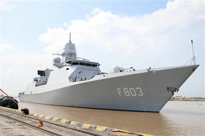 La frégate HNLMS Tromp de la Marine royale néerlandaise jette l'ancre au port Chua Ve. Photo : VNA