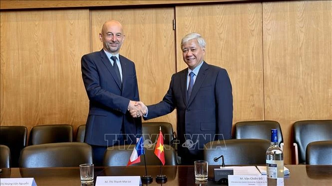 Do Van Chien, membre du Bureau politique et président du Comité central du Front de la Patrie du Vietnam (droite) et le président du Conseil économique, social et environnemental (CESE) Thierry Beaudet. Photo : VNA