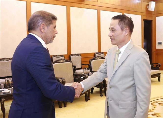 Le secrétaire du Comité central du Parti et chef de sa Commission des Relations extérieures du Parti communiste du Vietnam Le Hoai Trung (droite) et membre du Bureau politique du PRM et ministre de l'Agriculture de la République dominicaine Limber Lucas Cruz López, Photo : VNA