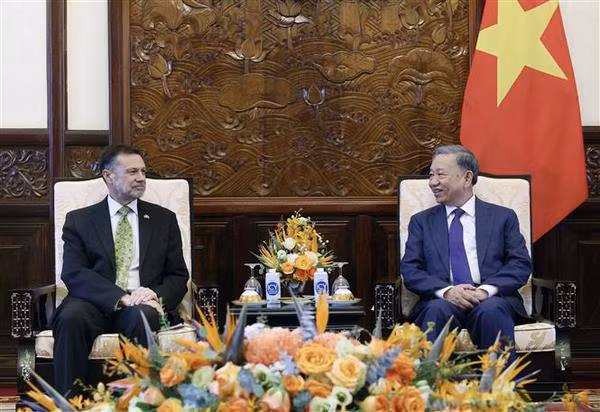 Le président To Lam (droite) et l'ambassadeur d'Australie au Vietnam Andrew Goledzinowski. Photo : VNA