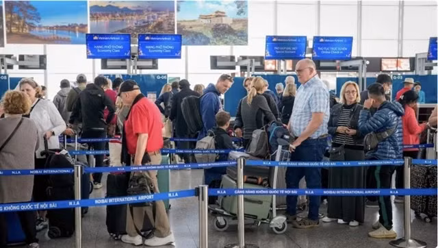 Des touristes internationaux à l'aéroport international de Noi Bai à Hanoi (Photo : VNA)