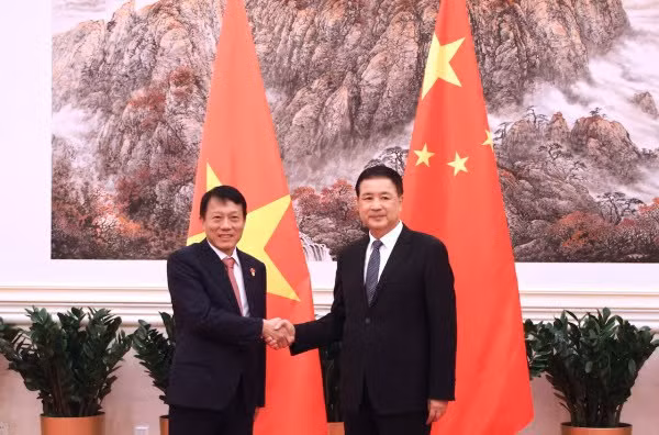 Le général de corps d'armée Luong Tam Quang, membre du Comité central du Parti et ministre vietnamien de la Sécurité publique, (gauche) et le conseiller d'État et ministre de la Sécurité publique de Chine Wang Xiaohong. Photo : VNA