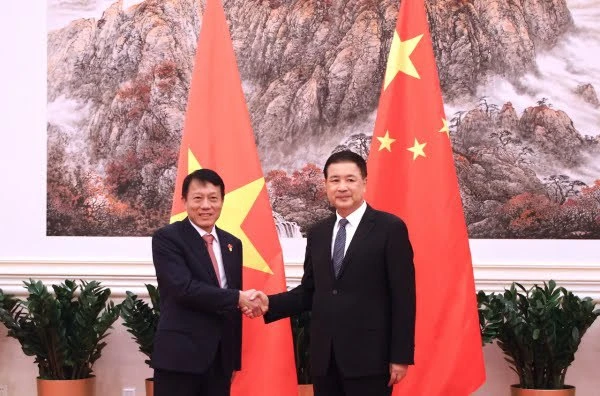 Le général de corps d'armée Luong Tam Quang, membre du Comité central du Parti et ministre vietnamien de la Sécurité publique, (gauche) et le conseiller d'État et ministre de la Sécurité publique de Chine Wang Xiaohong. Photo : VNA