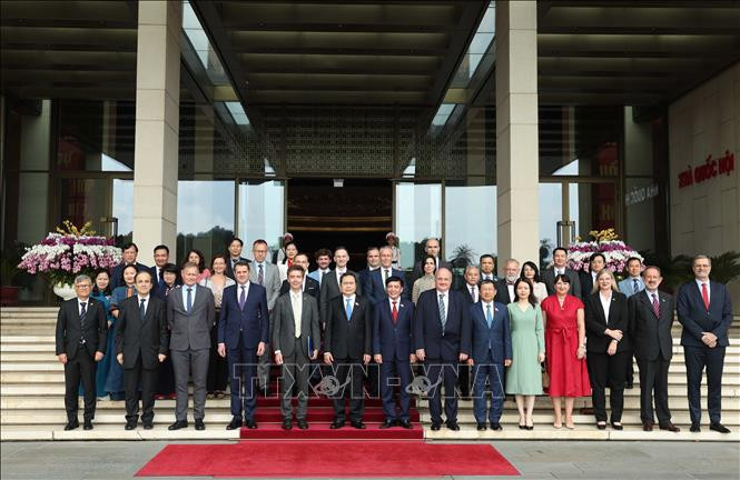 Le président de l'Assemblée nationale, Trân Thanh Mân et les ambassadeurs et les représentants des pays membres de l'Union européenne au Vietnam. Photo : VNA