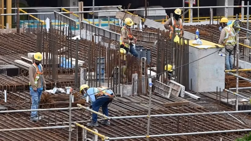 Des ouvriers sur un chantier de construction à Singapour en 2021. (Photo d'archives : AFP)