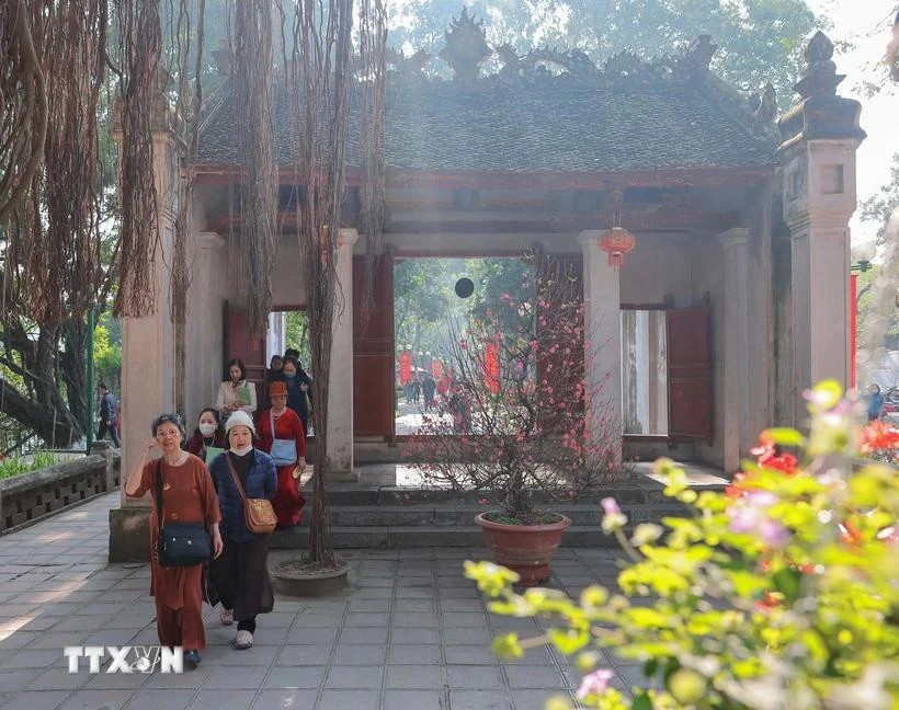 De nombreuses personnes visitent le temple Voi Phuc le troisième jour du Nouvel An lunaire. (Photo : VNA)