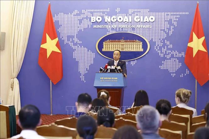 Le porte-parole adjoint du ministère des Affaires étrangères, Doan Khac Viet, lors de la conférence de presse. Photo: VNA