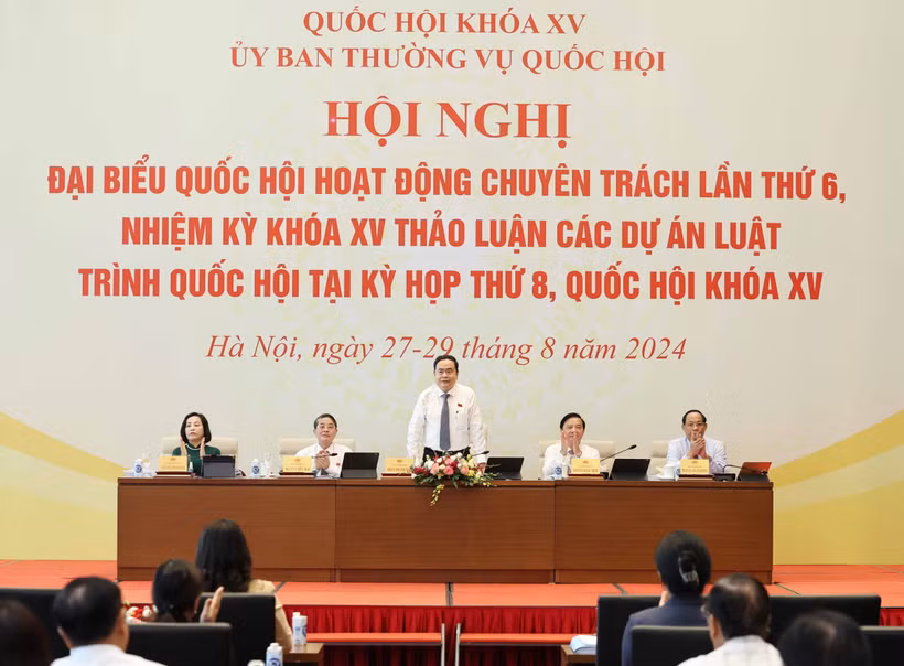 Le président de l'Assemblée nationale, Tran Thanh Man, et les vice-présidents de l'Assemblée nationale président la réunion. Photo: VNA