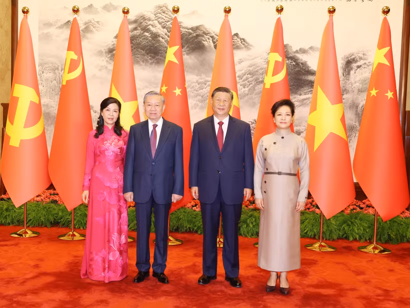 Les dirigeants To Lam et Xi Jinping et leurs épouses. Photo: VNA