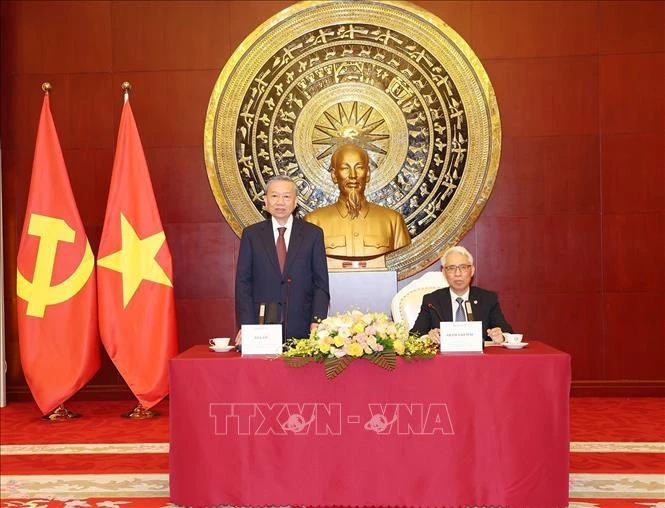 Le secrétaire général du Comité central du Parti communiste du Vietnam (PCV) et président vietnamien, To Lam, lors de sa rencontre avec des Vietnamiens en Chine, le 18 août, à l'ambassade du Vietnam à Pékin. Photo: VNA