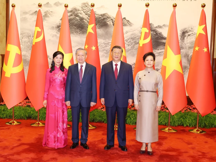 Les dirigeants To Lam et Xi Jinping et leurs épouses. Photo: VNA