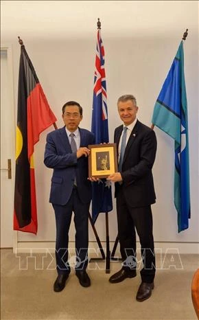 L'ambassadeur vietnamien en Australie, Pham Hung Tam, et Matt Thistlethwaite, membre de la Chambre des représentants australienne et ministre adjoint de l'Immigration. Photo: VNA