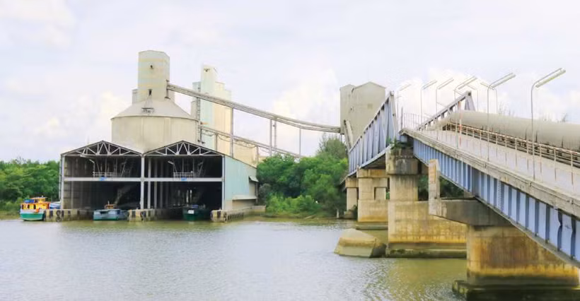 L'Association provinciale des entreprises et la société par actions VICEM Ha Long Cement testeront la classification et l'utilisation des déchets industriels et ménagers comme combustible pour les fours de production de ciment de l'usine. Photo: quangninh.gov.vn