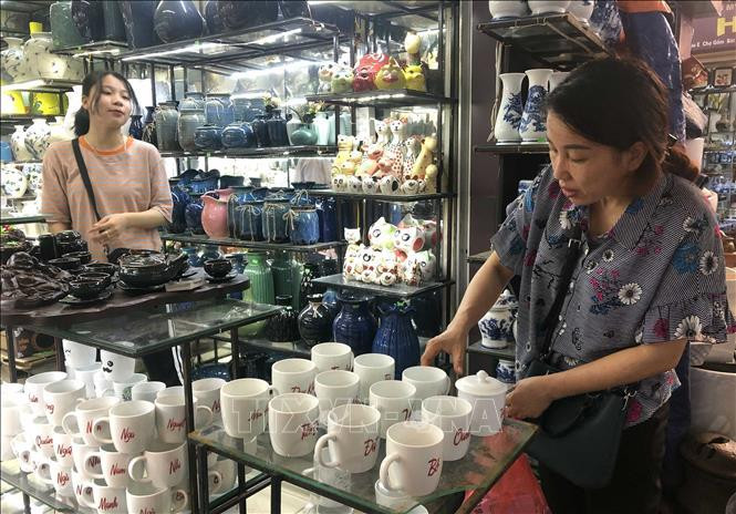 Au marché du village de la céramique de Bat Trang, Gia Lam, Hanoï. Photo : VNA