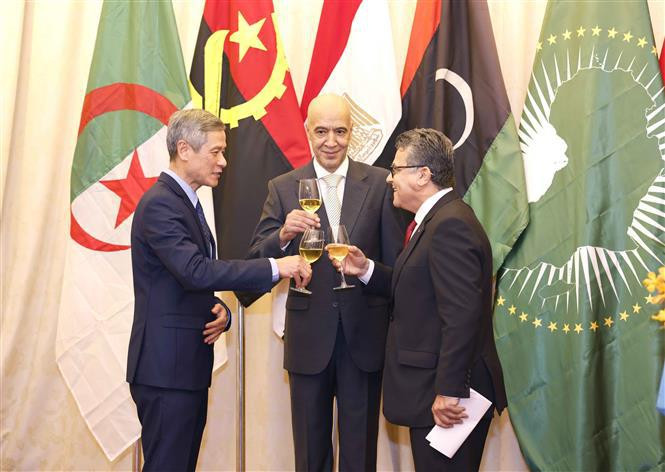 L'assistant du ministre des Affaires étrangères, Nguyen Minh Vu, l'ambassadeur du Maroc, Jamale Chouaibi, et l'ambassadeur de Palestine, Saadi Salama. Photo: VNA