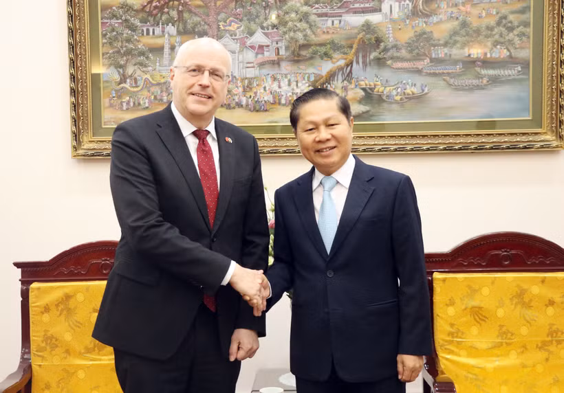 Le vice-ministre du Travail, des Invalides et des Affaires sociales, Lê Tan Dung, et l'ambassadeur de Finlande au Vietnam, Keijo Norvanto. Photo: molisa.gov.vn