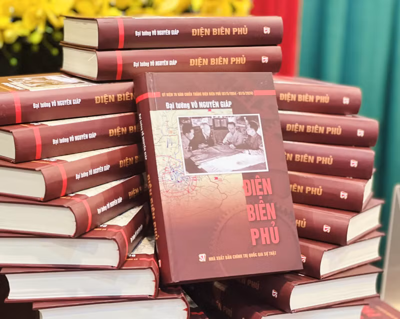 Le livre "Dien Bien Phu" du général Vo Nguyen Giap a été complété pour la 9ème édition. Photo : cand.com.vn.