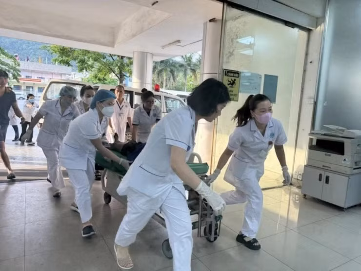 Les victimes ont été transportées aux urgences de l'Hôpital général de Cam Pha. Photo : VNA