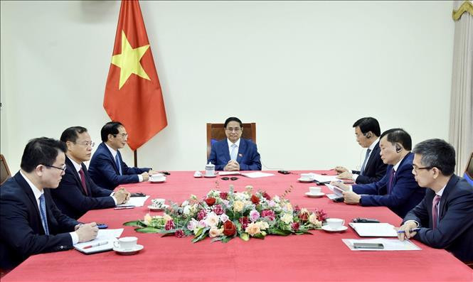 Le Premier ministre Pham Minh Chinh lors de son entretien téléphonique avec son homologue singapourien Lawrence Wong. Photo: VNA
