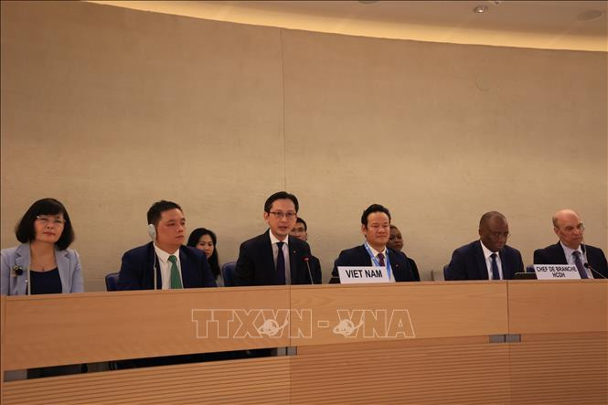 Le vice-ministre des Affaires étrangères Do Hung Viet prend la parole lors de la séance d'approbation du rapport national du Vietnam. Photo: VNA