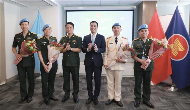 L’ambassadeur Dang Hoang Giang, chef de la Mission permanente du Vietnam auprès des Nations Unies (3e à partir de la droite), et des Casques bleus vietnamiens lors de la cérémonie. Photo: NVA