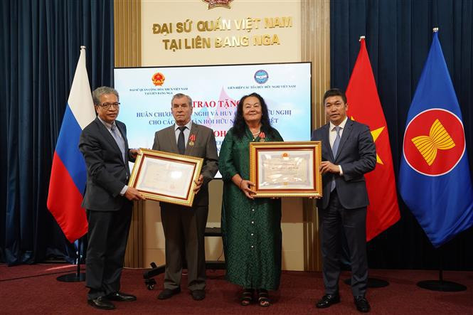 Remise de l'Ordre de l'Amitié à deux vice-présidents de l’Association d’amitié Russie-Vietnam, Regina Bundarina et Vladimir Ruvimov. Photo: VNA