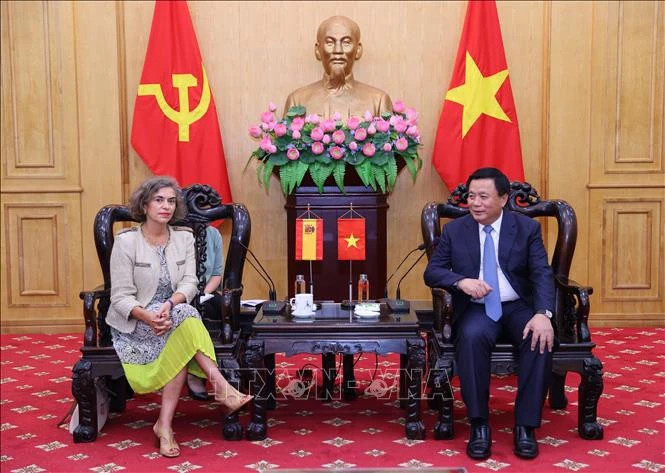 Le membre du Bureau politique et président de l'Académie nationale des sciences politiques Hô Chi Minh, Nguyen Xuan Thang, et la nouvelle ambassadrice d'Espagne au Vietnam, Carmen Cano de Lasala. Photo : VNA