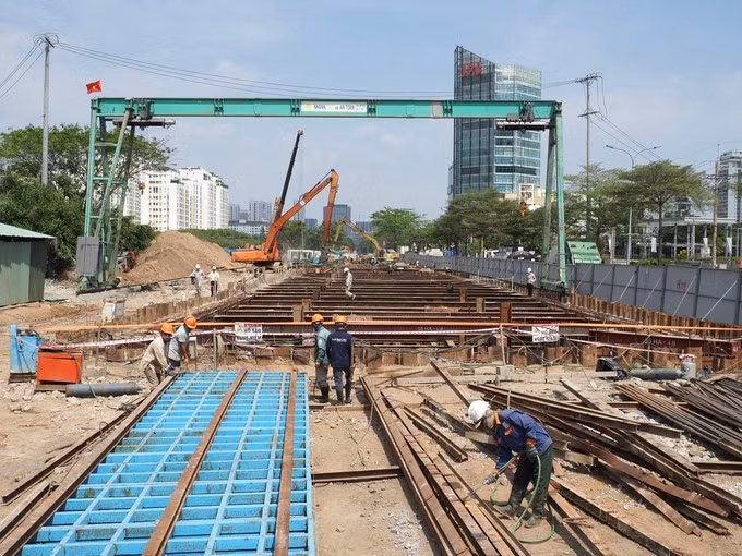 Sur le chantier de construction du projet de tunnel d'intersection Nguyen Van Linh-Nguyen Huu Tho (Photo : journal Sai Gon Giai Phong)