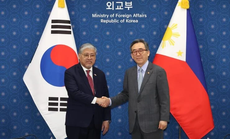 Le ministre sud-coréen des Affaires étrangères Cho Tae-yul (à droite) serre la main de son homologue philippin, Enrique Manalo, avant leurs entretiens à Séoul le 7 août. (Photo : Yonhap)