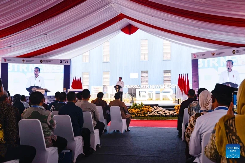 Le président indonésien Joko Widodo prononce un discours lors de la cérémonie d'inauguration de PT Indonesia BTR New Energy Material (PT BTR) au parc industriel de Kendal dans la province de Java central, en Indonésie, le 7 août 2024. (Photo : english.news.cn)