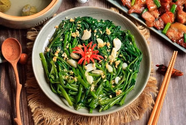 Le Rau muong xao toi (sauté de gloire du matin) fait partie des 100 meilleurs plats sautés asiatiques de TasteAtlas. (Photo : Facebook de Com Nha)