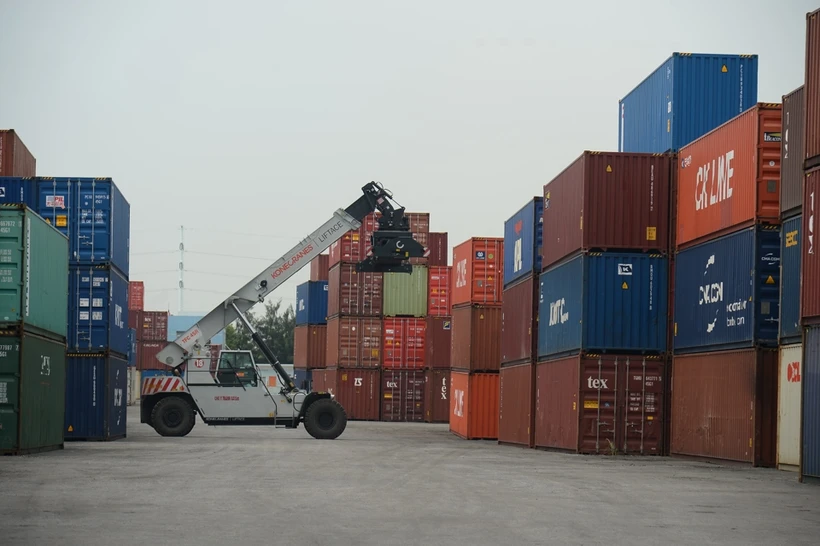 Chargement et déchargement de marchandises exportées au port de Dinh Vu, Hai Phong. Photo : Kinhtedothi.vn