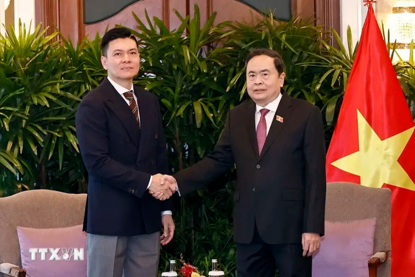 Le président de l’Assemblée nationale du Vietnam, Trân Thanh Mân (droite) et Lee Ark Boon, directeur général de Sembcorp Development et président du Conseil d’administration du groupe VSIP. Photo : VNA