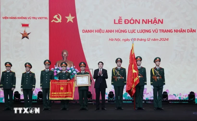 Le président de la République Luong Cuong a remis le 9 décembre le titre de Héros des forces armées populaires à l'Institut aérospatial Viettel du Groupe de l'industrie militaire et des télécommunications (Viettel). Photo . VNA