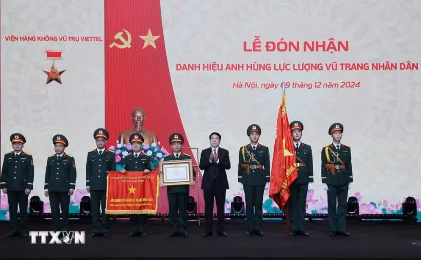 Le président de la République Luong Cuong a remis le 9 décembre le titre de Héros des forces armées populaires à l'Institut aérospatial Viettel du Groupe de l'industrie militaire et des télécommunications (Viettel). Photo . VNA