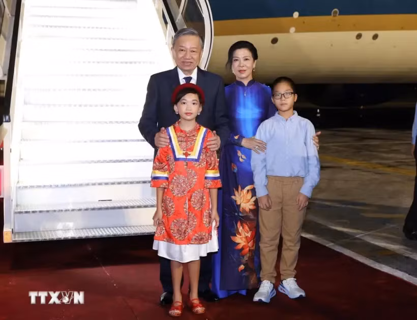 Le secrétaire général du Parti communiste vietnamien et président de la République, To Lam, et son épouse sont accueillis à l'aéroport international José Martí. (Photo : VNA)