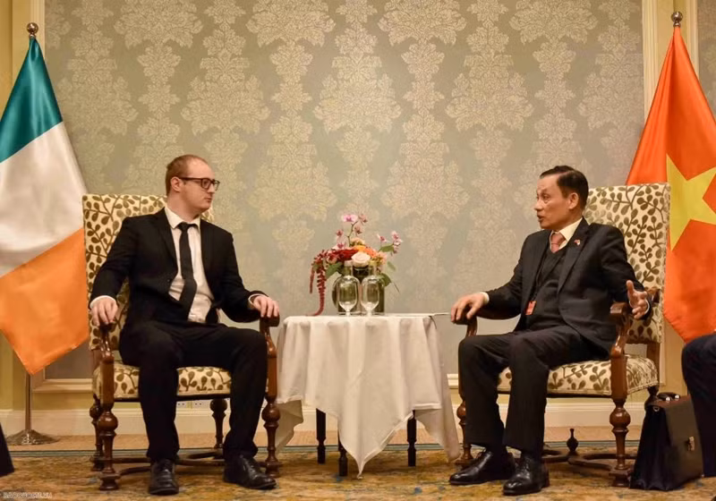 Le secrétaire du Comité central du Parti communiste du Vietnam et chef de sa Commission des relations extérieures, Le Hoai Trung (droite) et le secrétaire international du Parti communiste d'Irlande, Graham Harrington, Photo : VNA