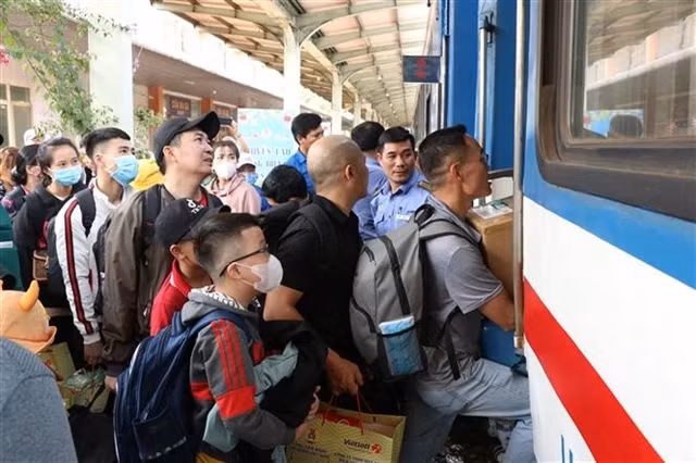 Les travailleurs en difficulté dans la province méridionale de Dong Nai reçoivent des billets de train gratuits pour rentrer chez eux pour le Têt en 2024. (Photo : VNA)