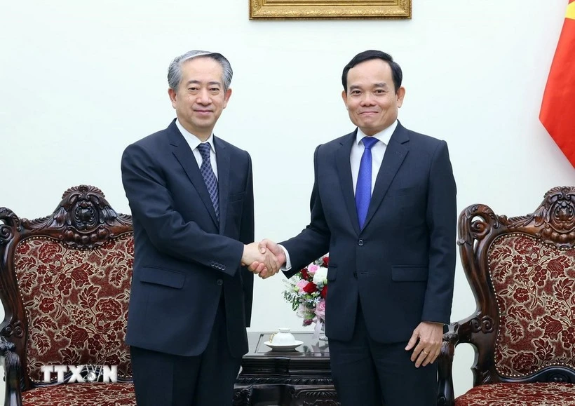 Le vice-Premier ministrre Tran Luu Quang (droite) et l'ambassadeur de Chine au Vietnam Xiong Bo. Photo ; VNA