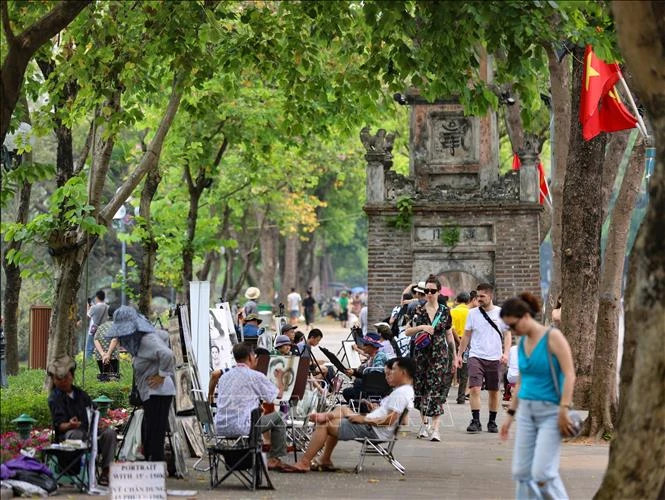 La rue piétonne autour du lac Hoan Kiem est une destination populaire, attirant des visiteurs nationaux et internationaux. (Photo : VNA)