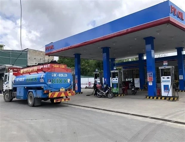Un camion-citerne dans une station-service de l'arrondissement de Hoàng Mai, à Hanoï. (Photo : VNA)