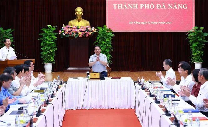 Le Premier ministre lors de la séance de travail avec le Bureau permanent du Comité du Parti de Da Nang. Photo : VNA