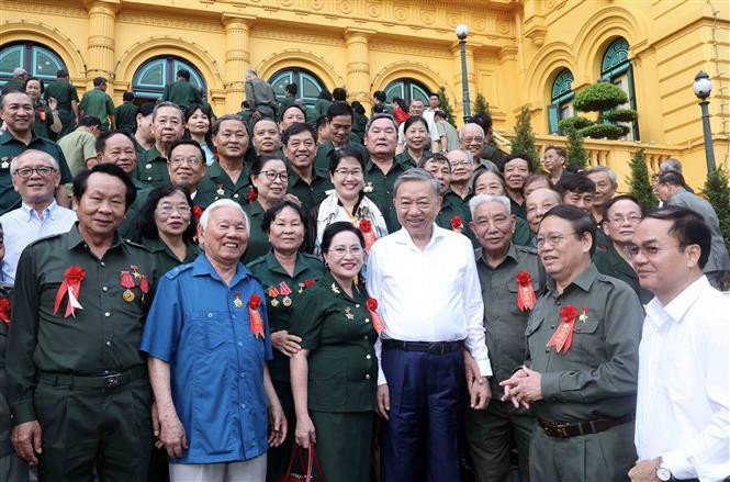 Le président To Lam (centre) et des représentants participant au cinquième Congrès national de l'Association des anciens jeunes volontaires vietnamiens. Photo : VNA