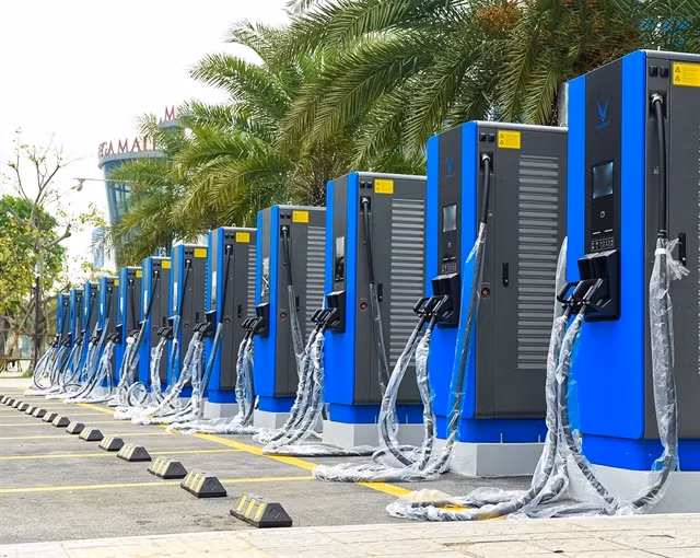 Une station de recharge de VinFast dans le district de Long Bien à Hanoi. (Photo de VinFast)
